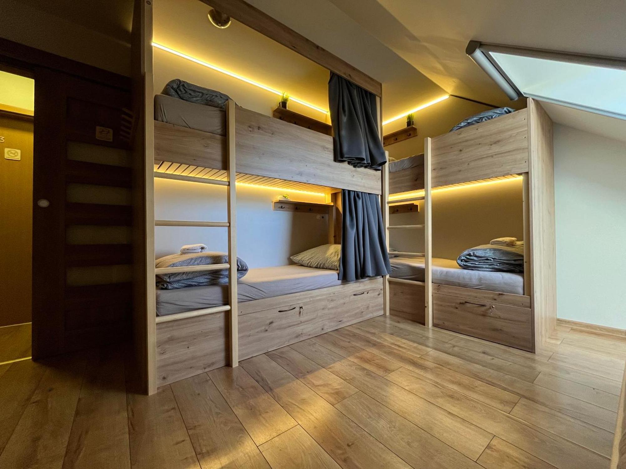 Sherpa'S Hostel High Tatras Strbske Pleso Bagian luar foto